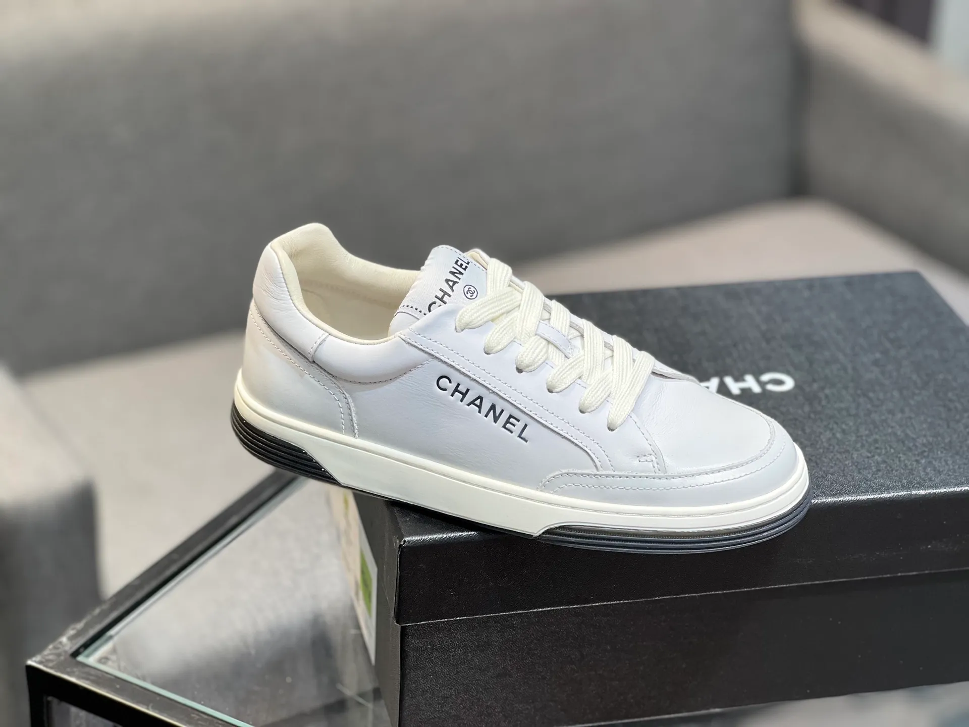 Men's men's shoes💰660 Exclusive real shots (top version) CHANEL Chanel's new panda sneakers Panda shoes Chanel 2025ss color matching thick-soled casual sports shoes sneakers Counter synchronization The counter is very popular Very difficult to buy a shoe The most popular thick-soled panda shoes on the Internet It is obvious that Xiaoxiang control cannot miss it Simple and versatile white shoes that have both good looks and comfort Thick sole increases height, is super versatile and can be worn with eyes closed😍 Whoever wears it will look better. Upper: calfskin. Lining: imported sheepskin lining. Outsole: TPU original outsole. Size: 35-44 (41 for women, 40 for men, custom made).